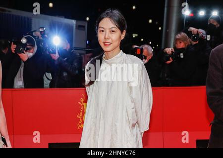 Berlin, Deutschland. 16th. Februar 2022. Kim Min-hee trifft bei der Berlinale-Preisverleihung im Berlinale Palace ein. Die Internationalen Filmfestspiele 72nd finden vom 10. Bis 20. Februar 2022 in Berlin statt. Quelle: Gerald Matzka/dpa/Alamy Live News Stockfoto