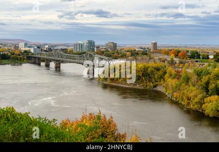 Herbstansicht des Ottawa River und der Alexandra Bridge in Ottawa, Kanada. Vom Parliament Hill aus gesehen Stockfoto