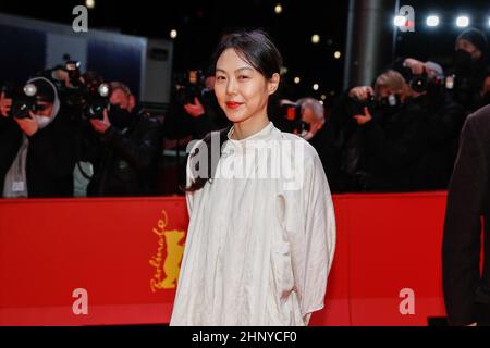 Berlin, Deutschland. 16th. Februar 2022. Kim Min-hee trifft bei der Berlinale-Preisverleihung im Berlinale Palace ein. Die Internationalen Filmfestspiele 72nd finden vom 10. Bis 20. Februar 2022 in Berlin statt. Quelle: Gerald Matzka/dpa/Alamy Live News Stockfoto