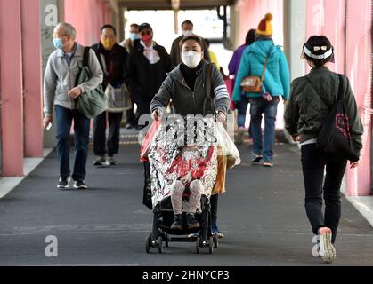 Hongkong, China. 14th. Februar 2022. Bürger mit Gesichtsmasken sind in Hongkong, Südchina, am 14. Februar 2022 zu sehen. Quelle: Lo Ping Fai/Xinhua/Alamy Live News Stockfoto