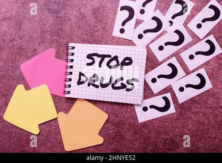 Textunterschrift: Stop Drugs, Business Idea Schluss mit der Abhängigkeit von Substanzen wie Heroin oder Kokain Schreiben von Anfragen und Denken an N Stockfoto