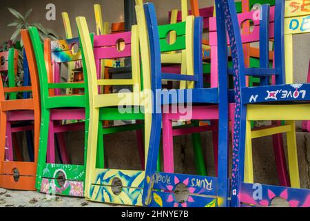 Bunte Stühle am Ende des Sommers versammelt Stockfoto