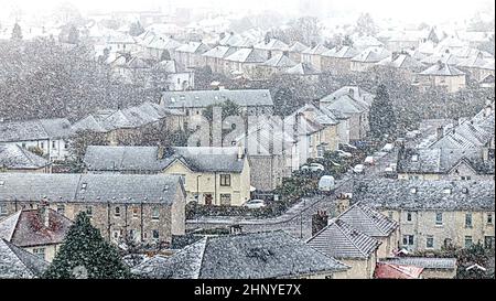 Glasgow, Schottland, Großbritannien 18th. Februar 2022. UK Wetter: Sturm Eunice Schnee am frühen Morgen in den Vororten des Nordwestens der Stadt . Credit Gerard Ferry/Alamy Live News Stockfoto