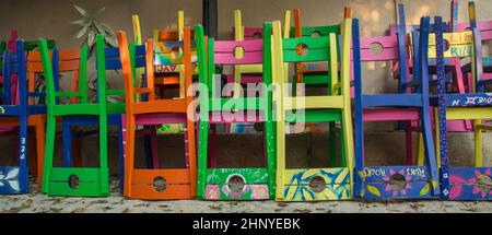 Bunte Stühle am Ende des Sommers versammelt Stockfoto