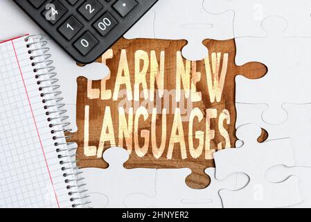 Konzeptionelle Bildunterschrift Neue Sprachen lernen, Geschäftsansatz Entwicklung der Kommunikationsfähigkeit in fremder Sprache Aufbau eines unvollendeten weißen Stichsättels Stockfoto