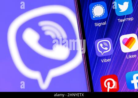 Das Symbol der Viber Instant Messaging Service-Anwendung neben anderen Anwendungen auf dem Smartphone-Bildschirm Stockfoto