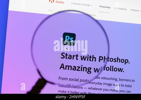 Ostersund, Schweden - 10. Februar 2022: Adobe Photoshop-Website. Adobe Photoshop ist ein von Adobe Inc. Entwickelter und veröffentlichter Rastergrafiker Stockfoto
