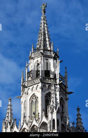 Turmspitze des Neuen Rathauses mit dem Münchner Kindl. Unter Architekt 'Georg von Hauberrisser' wurde der Schlussstein 1905 auf den 85 Meter hoch T Stockfoto