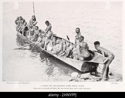 Andamanesen mit Kanu die Andamanen sind die verschiedenen indigenen Völker der Andamanen-Inseln, die zum indischen Andamanen- und Nikobaren-Gewerkschaftsgebiet im südöstlichen Teil der Bucht von Bengalen in Südostasien gehören. Die Andamanesen gehören aufgrund ihrer dunklen Haut und ihrer winzigen Statur zu den verschiedenen Gruppen, die als Negrito gelten. Alle Andamanesen lebten traditionell ein Leben der Jäger und Sammler und schienen Tausende von Jahren in erheblicher Isolation gelebt zu haben. Es wird vermutet, dass sich die Andamanen auf den Andamanen um das letzte Gletschermaximum, etwa 26.000 Jahre, niederließen Stockfoto