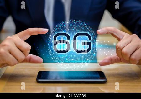 Phone6g Masse Geschäftsmann connect weltweite Kellner Hand eine leere digital Tablet mit smart und 6G Netzwerk Konzept Stockfoto