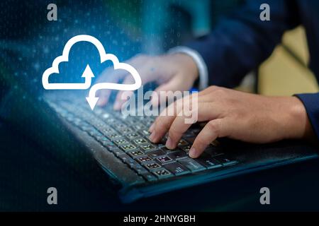 Seite drucken Tastatur Drücken Sie die Eingabetaste, um den Computer von Hand Geschäftsmann verbinden Cloud sammeln Daten Cloud Computing Konzept Geschäftsmann oder Informationen Stockfoto