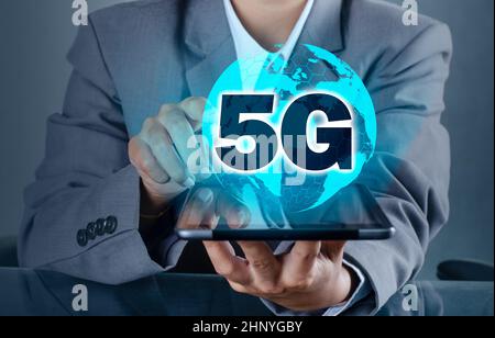 Phone 5 g Masse Geschäftsmann connect weltweite Kellner Hand eine leere digital Tablet mit smart und 5G Netzwerk Konzept Stockfoto