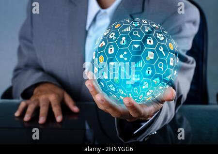 Symbol "Internet World in den Händen eines Geschäftsmannes Netzwerk Technologie und Kommunikation Raum Eingabedaten Stockfoto