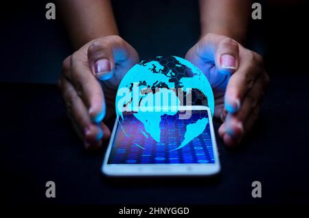 Smart Phones und Globus Verbindungen gelegentlich Communication world Internet Geschäftsleute drücken Sie das Telefon im Internet zu kommunizieren. Leerzeichen setzen Mess Stockfoto