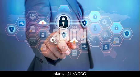 Taste auf virtuellen Bildschirm gedrückt mit Finger Global Security Network World Map Key Lock Security System abstract Technology World digital Link cyber s Stockfoto