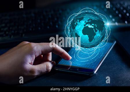 Smart Phones und Globus Verbindungen gelegentlich Communication world Internet Geschäftsleute drücken Sie das Telefon im Internet zu kommunizieren. Leerzeichen setzen Mess Stockfoto