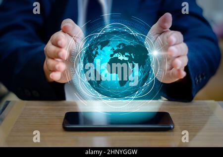 Smart Phones und Globus Verbindungen gelegentlich Communication world Internet Geschäftsleute drücken Sie das Telefon im Internet zu kommunizieren. Leerzeichen setzen Mess Stockfoto