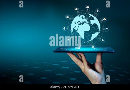 Smart Phones und Globus Verbindungen gelegentlich Communication world Internet Geschäftsleute drücken Sie das Telefon im Internet zu kommunizieren. Leerzeichen setzen Mess Stockfoto