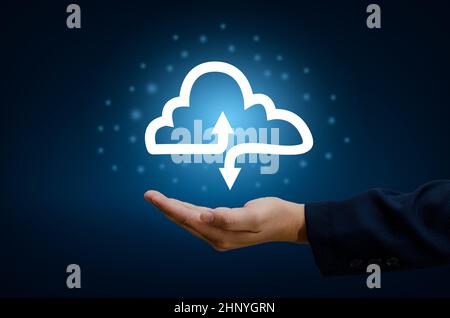 Hand Geschäftsmann verbinden Cloud Data Cloud Computing Konzept Geschäftsmann oder Informationen computing Symbol sammeln Stockfoto