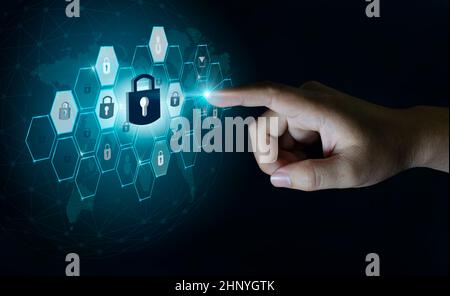 Taste auf virtuellen Bildschirm gedrückt mit Finger Global Security Network World Map Key Lock Security System abstract Technology World digital Link cyber s Stockfoto