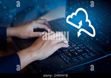 Seite drucken Tastatur Drücken Sie die Eingabetaste, um den Computer von Hand Geschäftsmann verbinden Cloud sammeln Daten Cloud Computing Konzept Geschäftsmann oder Informationen Stockfoto