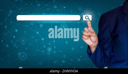 Web Search Bar suchen" auf virtuellen Bildschirm mit dem Finger gedrückt Stockfoto