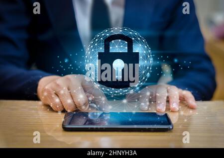 Entsperrtes Smartphone sperren Internet Phone hand Geschäftsleute drücken Sie das Telefon im Internet zu kommunizieren. Cyber Security Konzept Handschutz net Stockfoto
