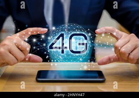 Phone4g Masse Geschäftsmann connect weltweite Kellner Hand eine leere digital Tablet mit smart und 4G Netzwerk Konzept Stockfoto