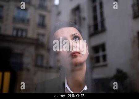 Frankreich, Paris, 2022-02-15. Porträt von Najat Vallaud Belkacem, ehemaliger Bildungsminister und Direktor der NGO ONE. Foto von Martin Bertrand Stockfoto