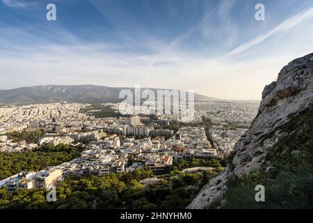 Athen, Griechenland. November 2021. Luftaufnahme der Stadt vom Lycabettus-Hügel. Stockfoto