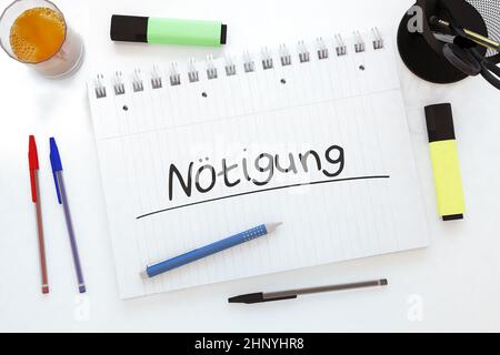 Noetigen - deutsch Wort für Zwang oder Zwang - handgeschriebener Text in einem Notizbuch auf einem Schreibtisch - 3D Darstellung. Stockfoto