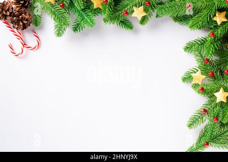 Weihnachten Urlaub Hintergrund Tannenbaum Grenze Zweig, Draufsicht über festliche Weihnachten Dekor Studio erschossen isoliert auf weißem Hintergrund, Neujahrskarte Konz Stockfoto
