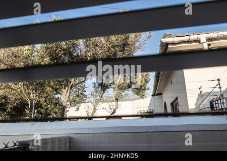 Suchen außerhalb hinter Gittern in Kapstadt, Südafrika. Stockfoto