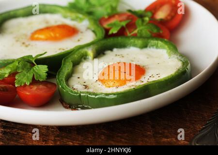 Eiern gebratene Paprika Ring auf Holztisch Stockfoto