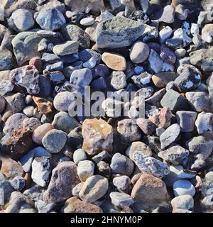 Fotorealistisches, nahtloses Texturmuster aus Kieselsteinen und Steinen an einem ostseestrand Stockfoto