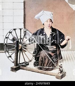 Maschine coloriert Ein japanisches Bauernmädchen Spinning Baumwolle an ihrem Spinnrad von den lebenden Rassen der Menschheit : Eine populäre illustrierte Darstellung der Bräuche, Gewohnheiten, Verfolgungen, Feste und Zeremonien der Menschenrassen in der ganzen Welt Band 1 von Sir Harry Hamilton Johnston, Henry Neville Hutchinson, Richard Lydekker und Dr. A. H. Keane veröffentlichte London : Hutchinson & Co. 1902 Stockfoto