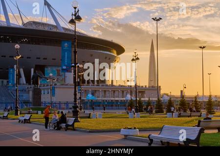 Saint-Petersburg, Russland - 09. Jun 2021: Gazprom Arena bei Sonnenuntergang während der FUSSBALL-EUROPAMEISTERSCHAFT 2020 Stockfoto