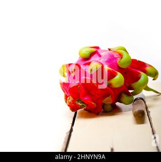 frische thai lila Drachenfrucht über weiße rustikalen Tisch Stockfoto