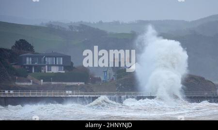 Aberystwyth, Ceredigion, Wales, Großbritannien. 18th Februar 2022 UK Wetter: Sturm Eunice und raue Meere bringen riesige Wellen entlang Aberystwyth Promenade und Verteidigung des Meeres heute Morgen . © Ian Jones/Alamy Live News Stockfoto