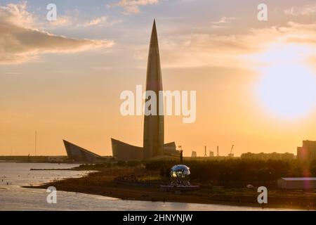 Saint-Petersburg, Russland - 09. Jun 2021: Lakhta-Zentrum und der Finnische Meerbusen bei Sonnenuntergang. Stockfoto