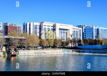 Bukarest, Rumänien, 20. November 2021: Hauptgebäude des Gerichts von Bukarest an einem sonnigen Herbsttag Stockfoto