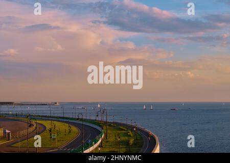 Saint-Petersburg, Russland - 09. Jun 2021: Der Finnische Meerbusen bei Sonnenuntergang Stockfoto