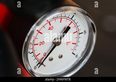 Mechanische Druckmessgeräte. Traditionelle Instrumente für die Messung von Druck. Stockfoto