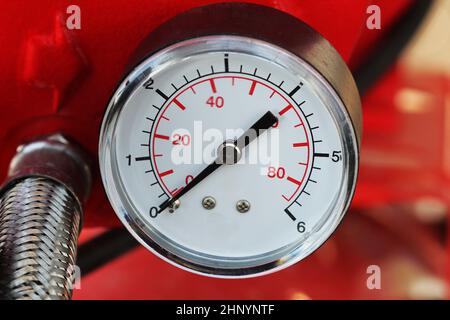 Mechanische Druckmessgeräte. Traditionelle Instrumente für die Messung von Druck. Stockfoto