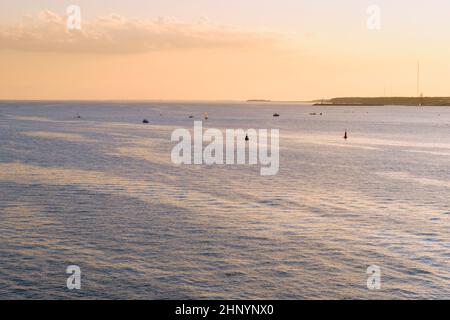 Saint-Petersburg, Russland - 09. Jun 2021: Der Finnische Meerbusen bei Sonnenuntergang Stockfoto