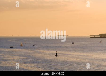 Saint-Petersburg, Russland - 09. Jun 2021: Der Finnische Meerbusen bei Sonnenuntergang Stockfoto