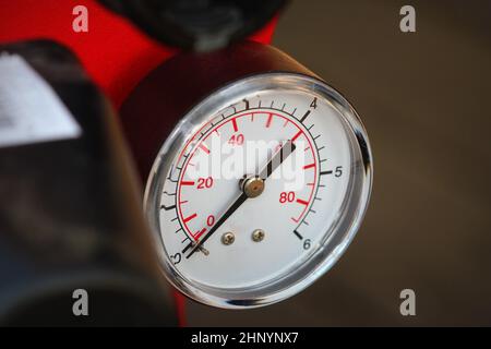 Mechanische Druckmessgeräte. Traditionelle Instrumente für die Messung von Druck. Stockfoto
