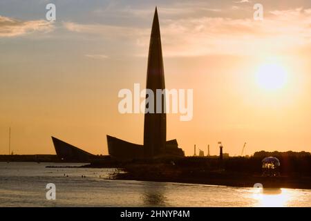 Saint-Petersburg, Russland - 09. Jun 2021: Lakhta-Zentrum und der Finnische Meerbusen bei Sonnenuntergang. Stockfoto