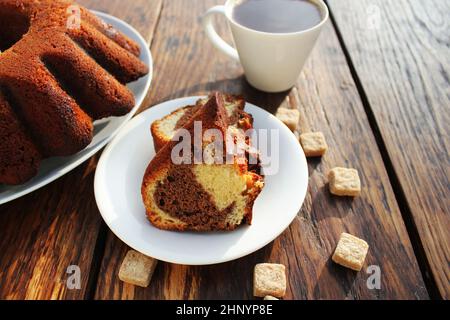 Schoko- und Vanillemarmorkuchen auf Holztisch. Stockfoto