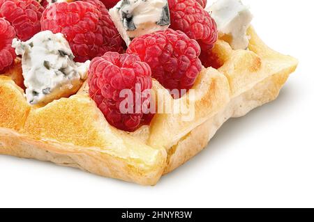 Nahaufnahme von französischen Waffeln mit Himbeeren und Dorlu-Käse isoliert auf weißem Hintergrund Stockfoto